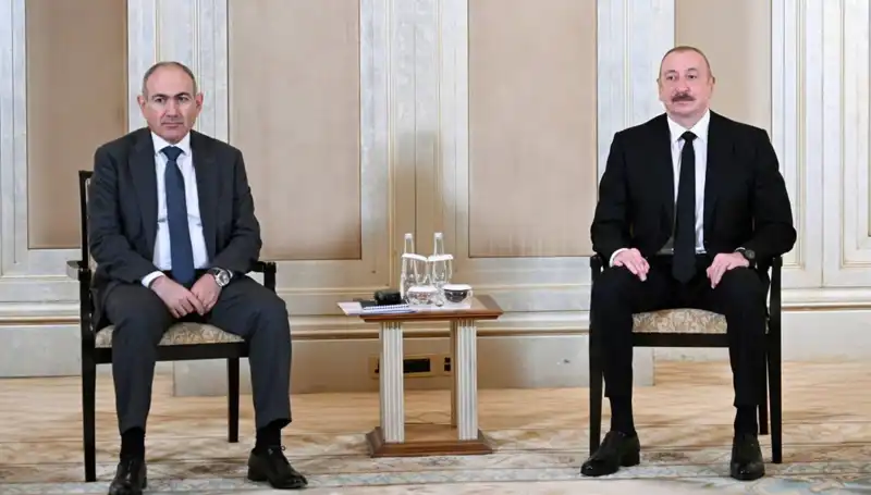 Aliyev ve Paşinyan, Abu Dabi’de Barış Müzakereleri İçin Bir Araya Geldi
