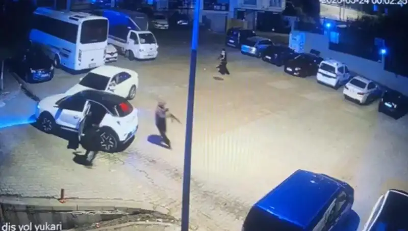 Kağıthane'de Kalaşnikovlu Dehşet: Maskeli Saldırganlar Korku Saçtı