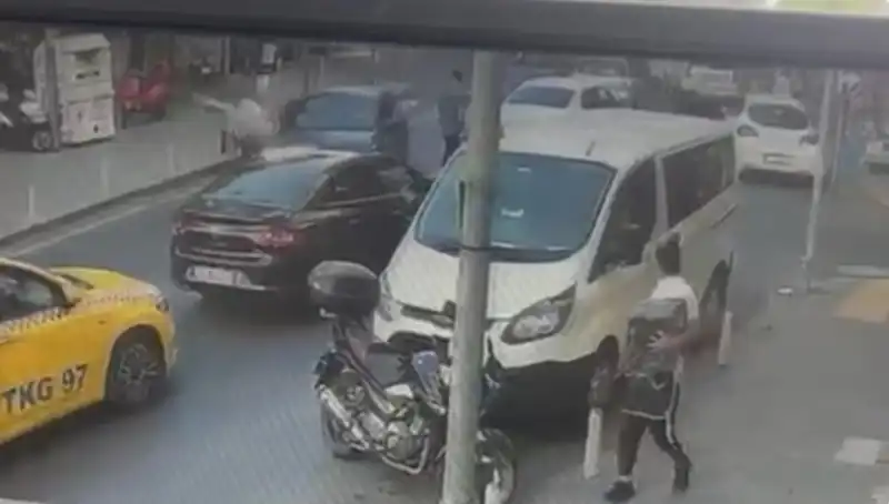 ** Fren Yerine Gaza Bastı: Kaza Alev Alev Ortalığı Sarstı!**
