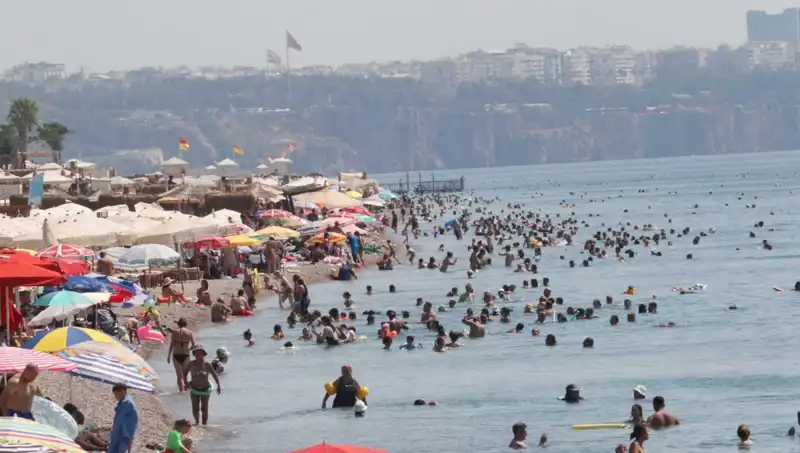 Antalya'da Yazın Sıcaklık Rekorları: Deniz Suyunun Isısı Artıyor!