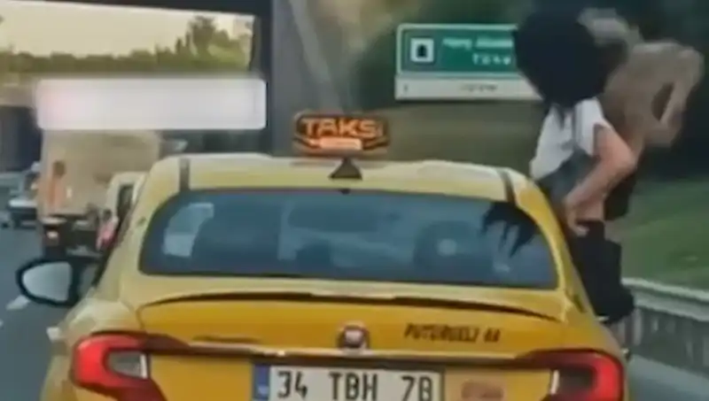 TEM Otoyolu'nda Şaşkınlık Yaratan Taksiciler: Camdan Sarkan Anlar