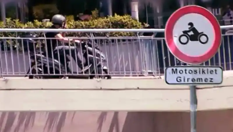 Motokuryeler Üst Geçidi İşgal Etti: Trafikte Kaos ve Tehditler Peş Peşe
