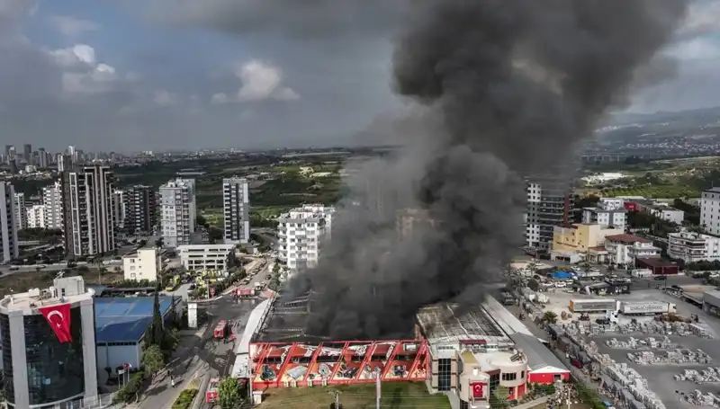 Mersin'de Fabrika Yangını: TOMA ile İtfaiye Ekipleri Seferber Oldu
