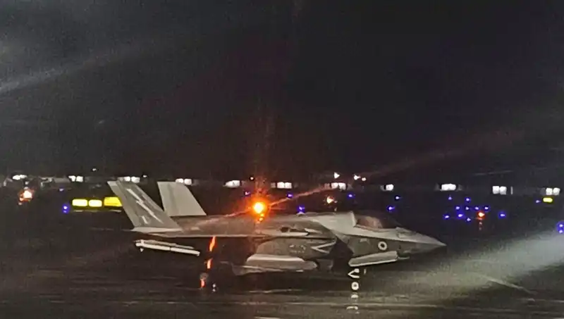 Hindistan'da Mahsur Kalan İngiliz Savaş Uçağı 5 Haftanın Ardından Havalandı