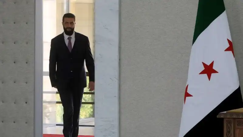 Paris'te Şara-Macron Zirvesi: Fransa'nın Yeni Suriye'ye Desteği Nedir?