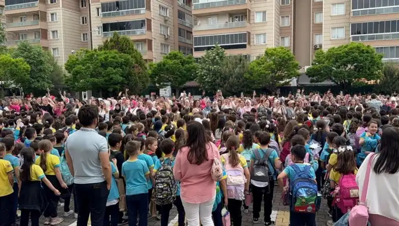 Öğrencilerden Annelerini Duygulandıran Sırlı Sürpriz: Onların Gözyaşlarına Sebep Oldu