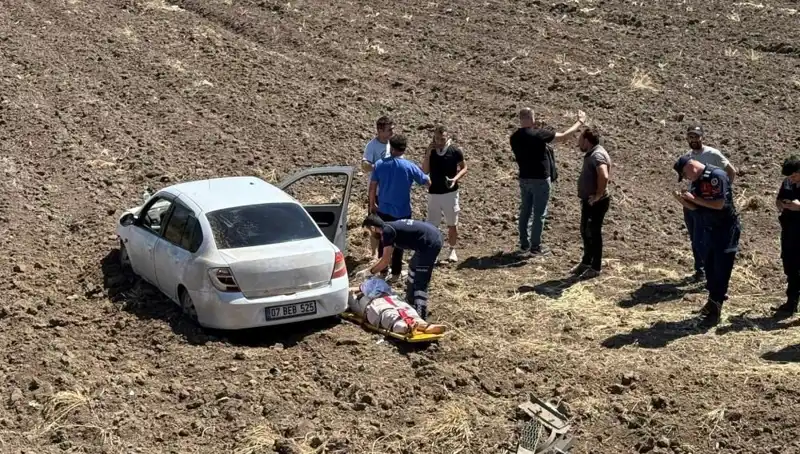 Osmaniye'de otomobil tarlaya uçtu: Üç kişinin yaralandığı kaza yaşandı!