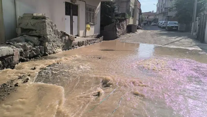 İlçede Su Hattı Patladı: Çarşı Bölgesi Sular Altında Kaldı!