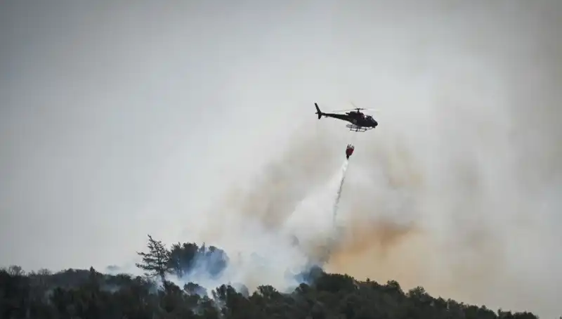 Fransa'da Şiddetli Orman Yangınları Marsilya Havalimanını Kapatma Sebebi Oldu
