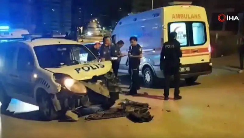 Ankara'da Trafik Kazası: Hafif Ticari Araç Polis Aracına Çarptı
