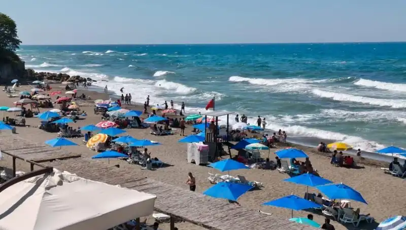 Akçakoca'da Denizde Yasağa Dönüşen Sıcak Hava: Nedenleri ve Sonuçları