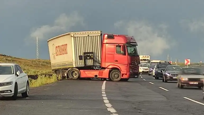 TIR Kaydında Şok Gelişme: Uzun Araç Kuyrukları Yol Kapattı!