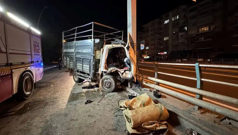 Kamyonet Yön Tabelasına Çarptı: Sürücü Hastanelik Oldu