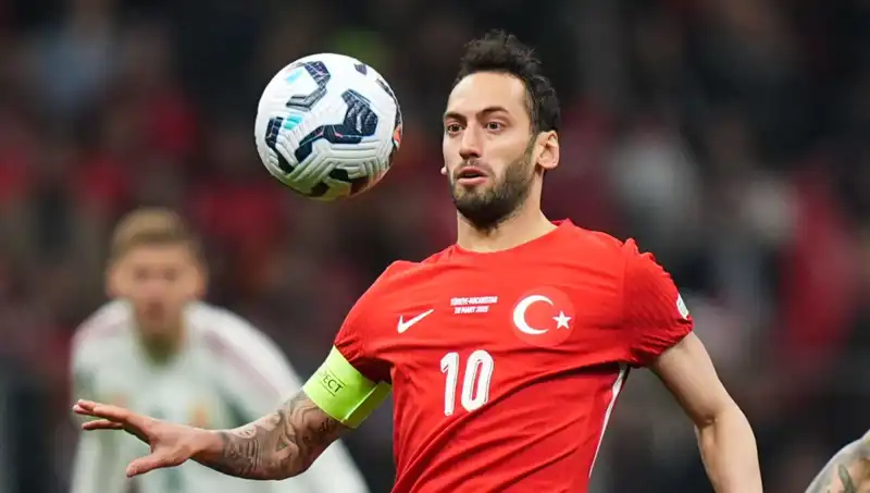 Fenerbahçe'nin Hakan Çalhanoğlu Teklifi: Mourinho'nun Israrı Gerçek Oluyor mu?