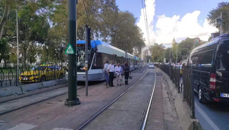 Beyoğlu'nda Korkutan Tramvay Kazası: Yayaya Çarptı!