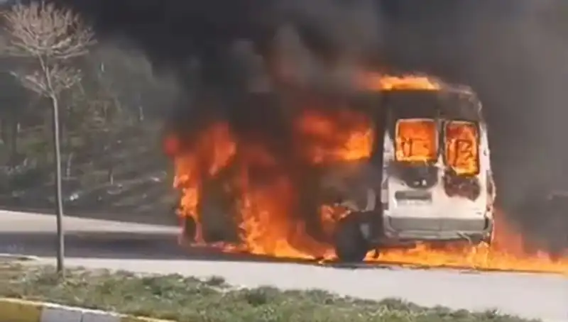 Havalimanı Personel Servisi Alev Alev Yandı: O Anlar Kameralarda!