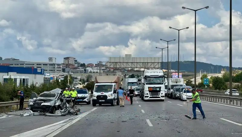 Otoyolda Feci Kaza: Üç Kişi Araçta Sıkıştı, Trafik Durdu