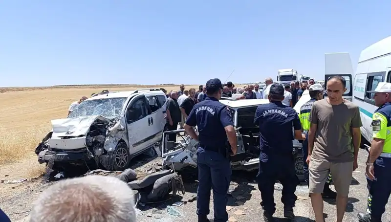 Otomobil ile Hafif Ticari Araç Çarpıştı: Feci Kaza Can Aldı