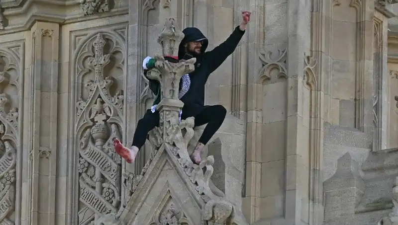 Londra'da Büyük Protesto: Filistin Bayrağıyla Big Ben'e Tırmandı