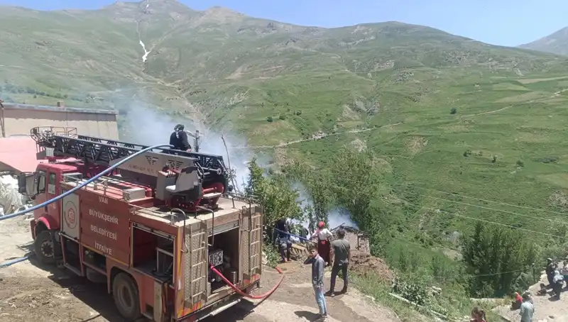 Van'da Evde Çıkan Yangın: Küçük Bir Can Hayatını Kaybetti