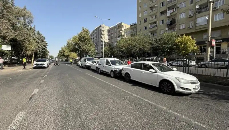 Diyarbakır'da Şok Edici Trafik Kazası: 5 Araç Birbirine Girdi