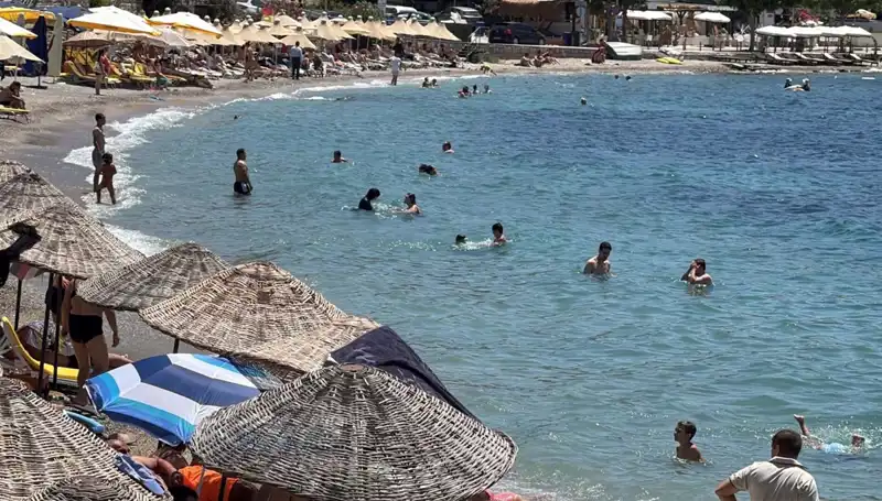 Hava Sıcaklığı 36 Dereceyi Buldu: Plajlar Dolu, Serinlemek İçin Koşanlar Arttı