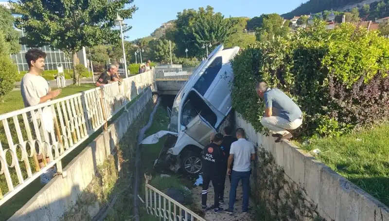 Muğla'da Direksiyon Hatası: Çarpma Korkusu Feci Bir Kazaya Yol Açtı